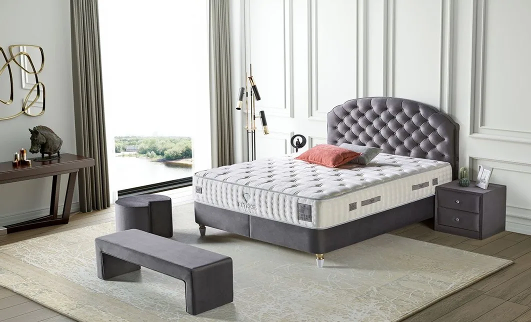 Living gri antracit cu canapea tapițată și pernuțe decorative